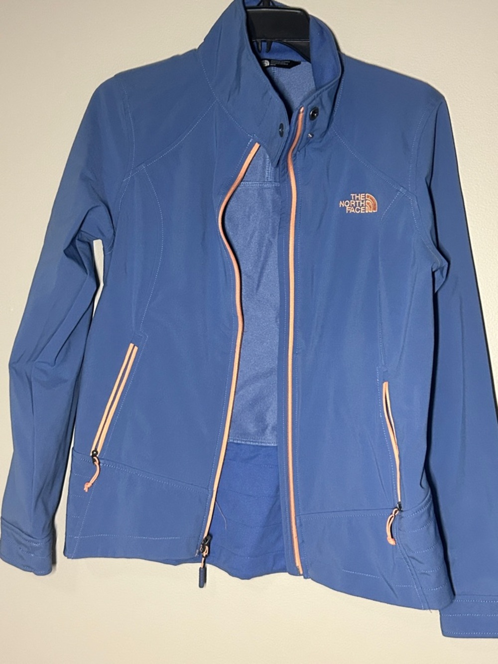 2for20 - The North Face Women's Blue Utility Softshell Jacket with Pink Accent